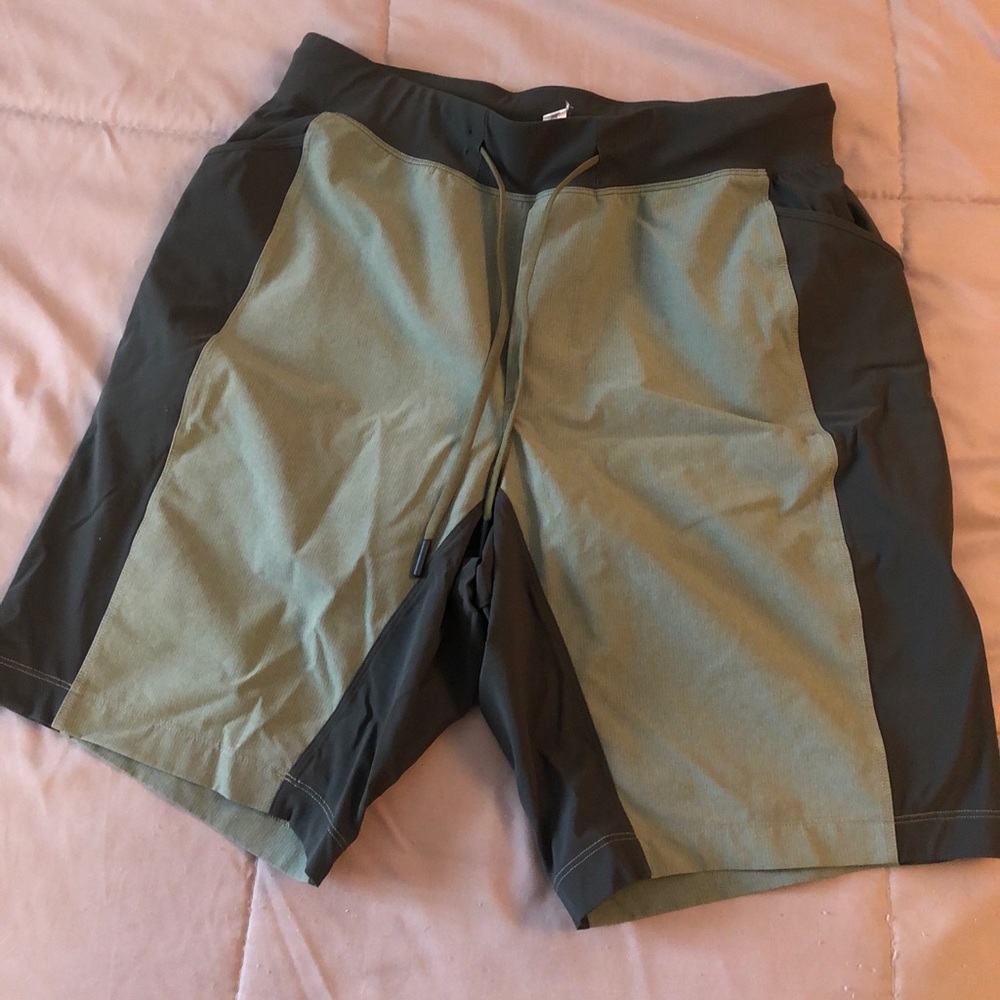 Men’s Medium Lululemon Swim Trunk/Workout Shorts